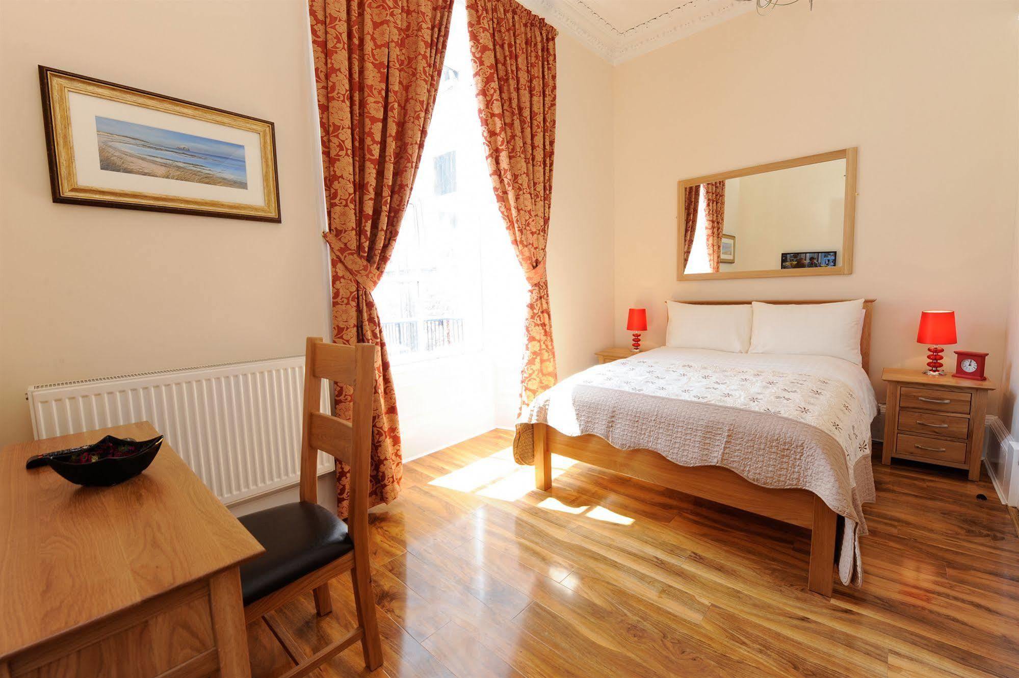 Edinburgh City Suites Aparthotel 4*