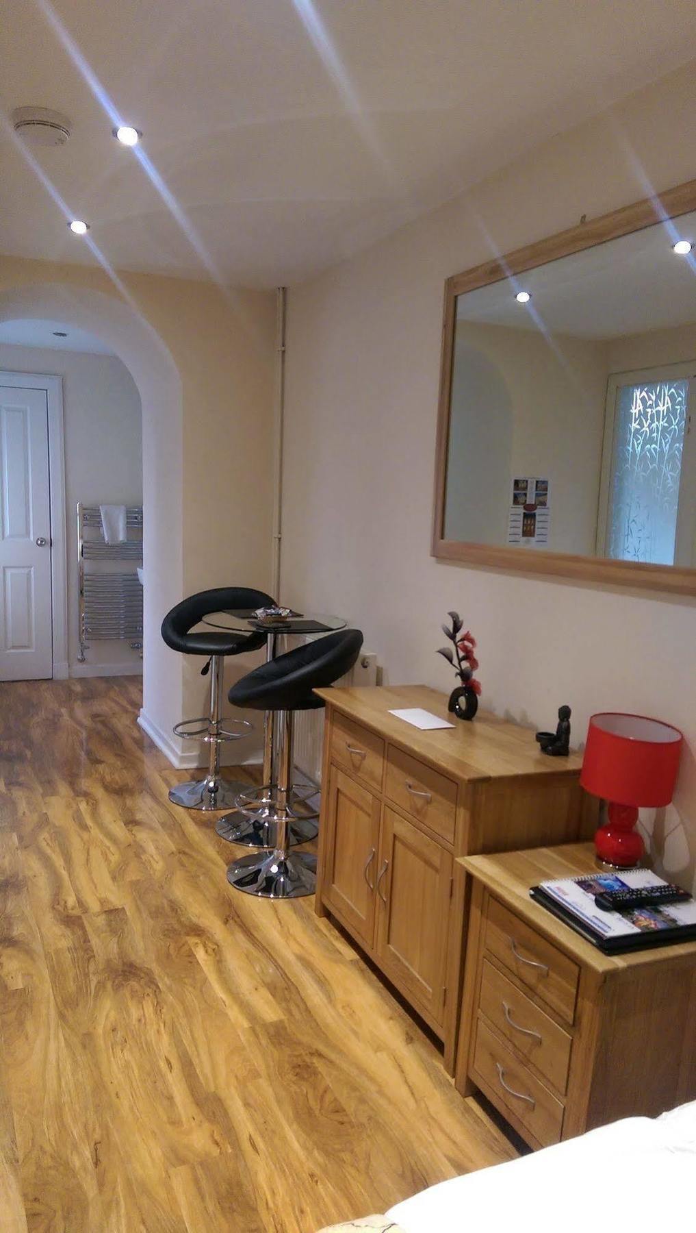 Edinburgh City Suites 4*