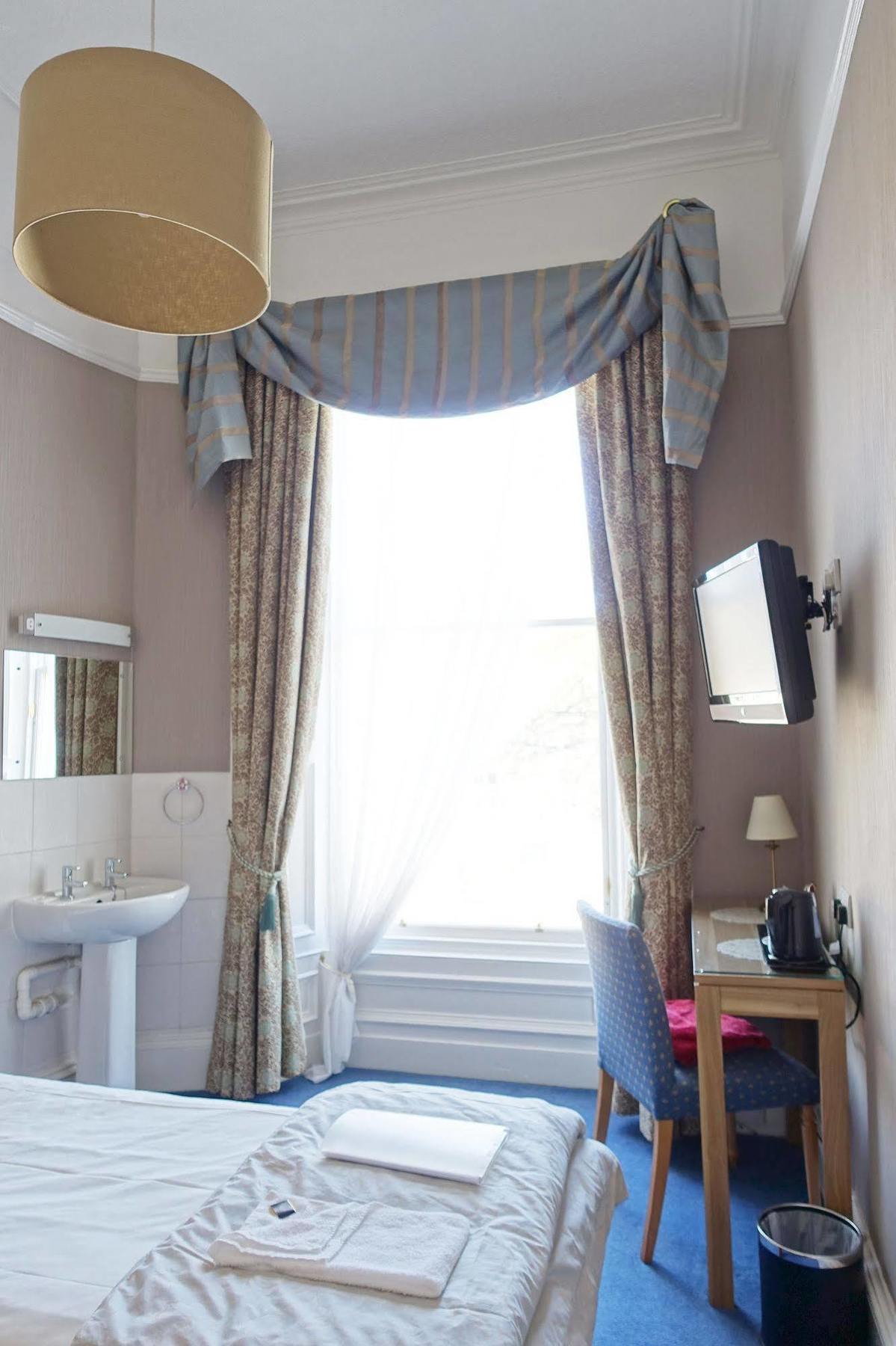 Guest house Gladstone House 4*