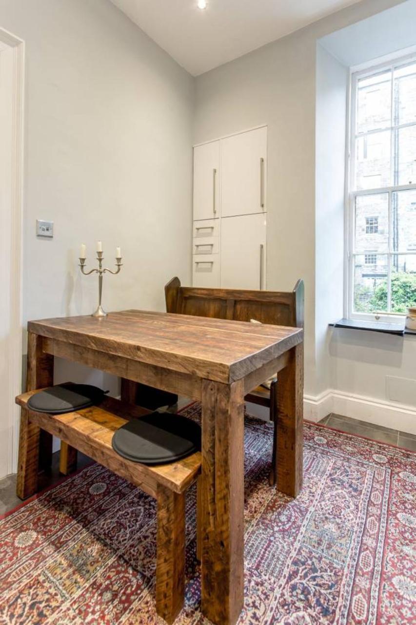Apartment Joivy Converted Flat In Historic Building In New Town Edinburgh