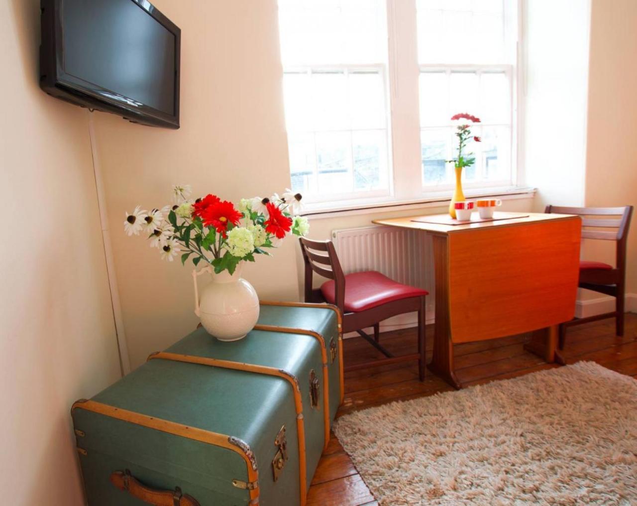 Joivy Bright Flat With Workspace In New Town Apartment *
