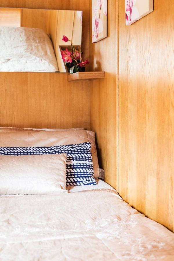 - Houseboats Botel