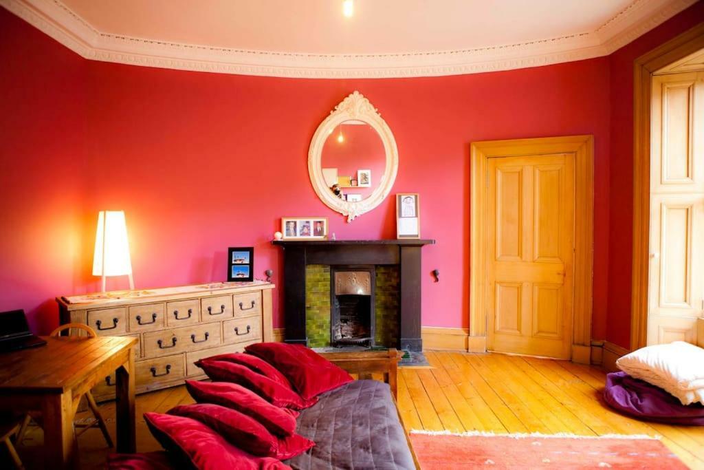 Apartment Epicurean Clerk *