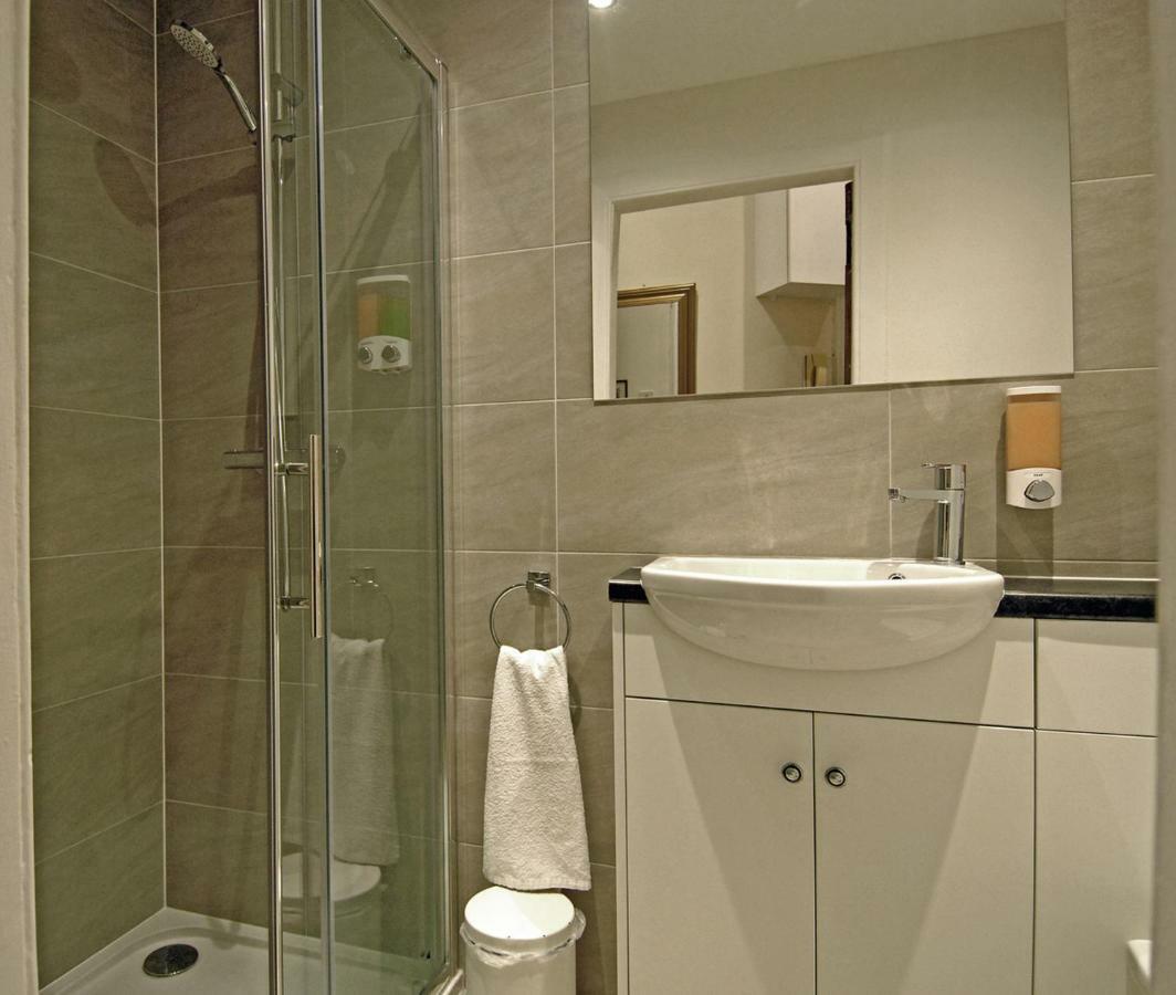 Pitt Street Beautiful Spacious Free Parking And Free Sanitizer *