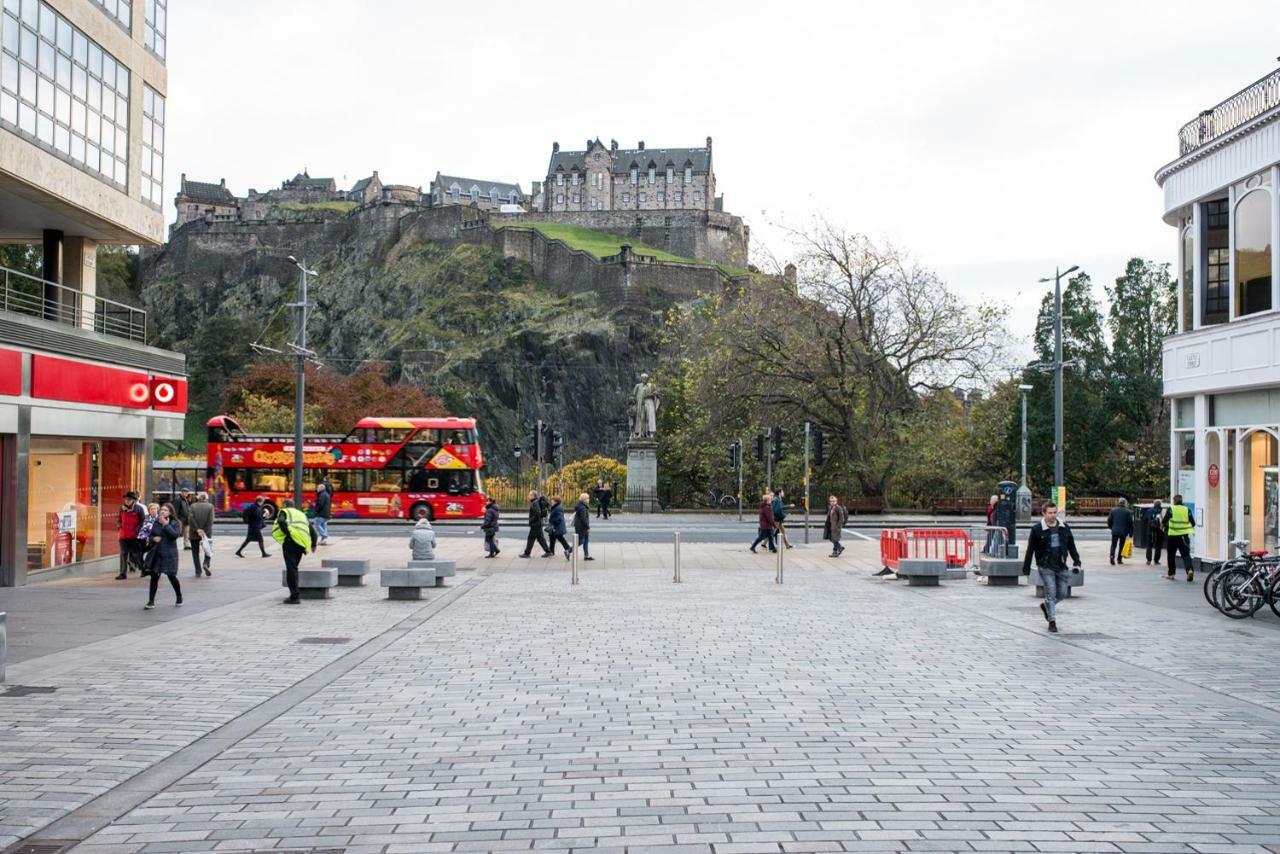 Beautiful Centre - Holyrood Park *