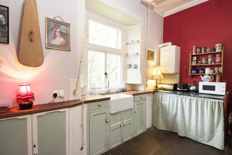 With Parking, Original Art And Antiques Apartment