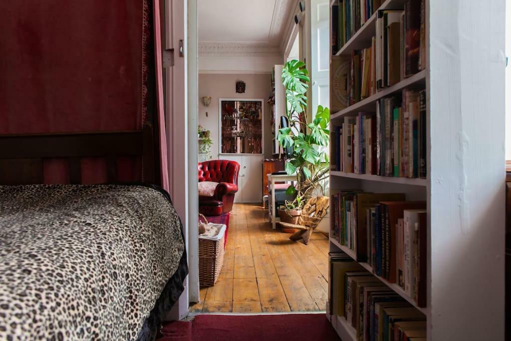 With Parking, Original Art And Antiques Apartment