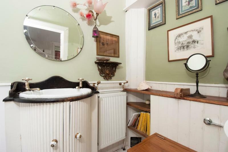 With Parking, Original Art And Antiques Apartment *