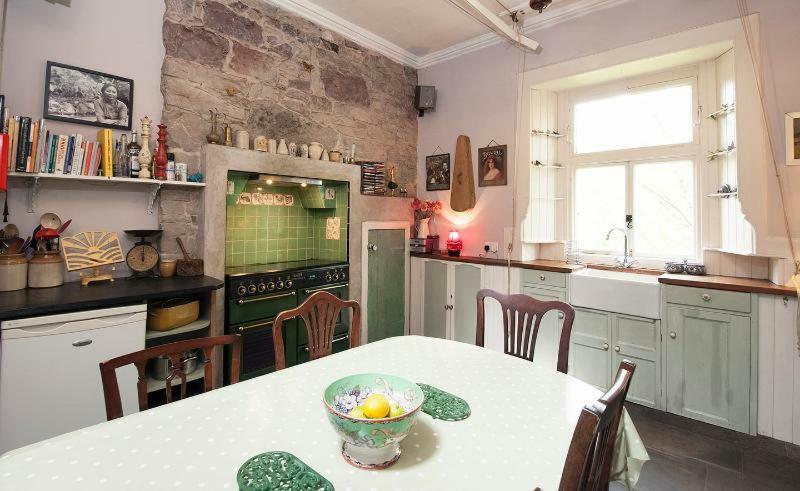 With Parking, Original Art And Antiques Apartment *