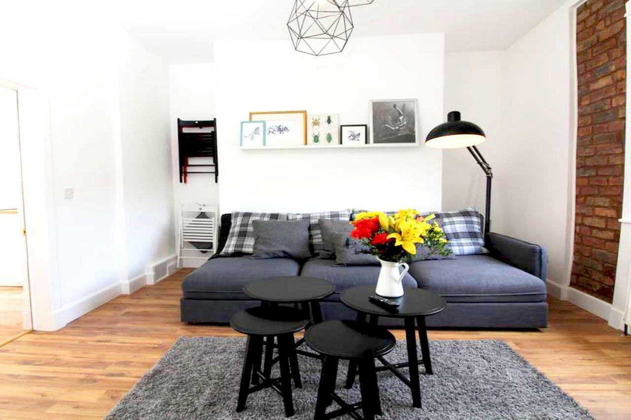 Stylish Flat In 1860's Listed Building Edinburgh