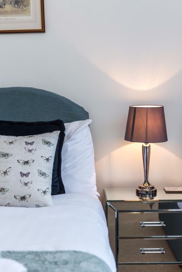Charming, & Spacious Georgian 3 Bed Apartment *