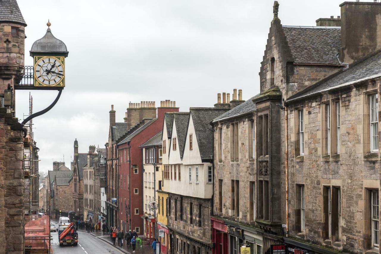 Sunny & Spacious Royal Mile Dating From 1677 Apartment