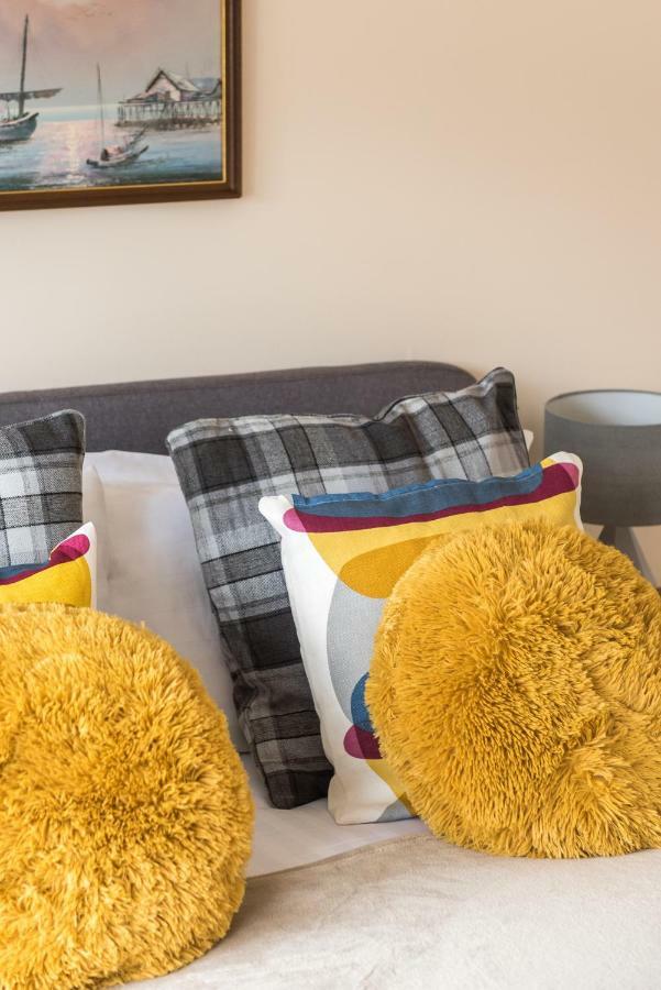 Sunny & Spacious Royal Mile Dating From 1677 Apartment *
