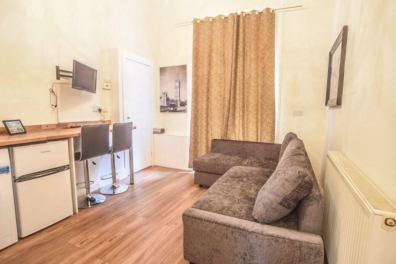 Ground Floor Centre Flat Close To Princess Street * EDI