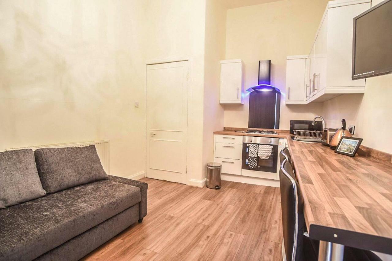 Ground Floor Centre Flat Close To Princess Street *