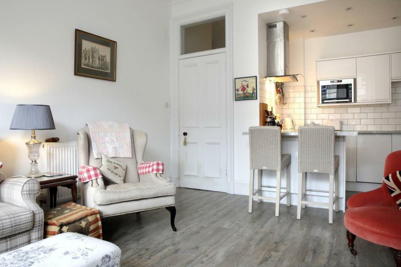 5 Star Beautiful & Vintage, Spacious In Chic Location!