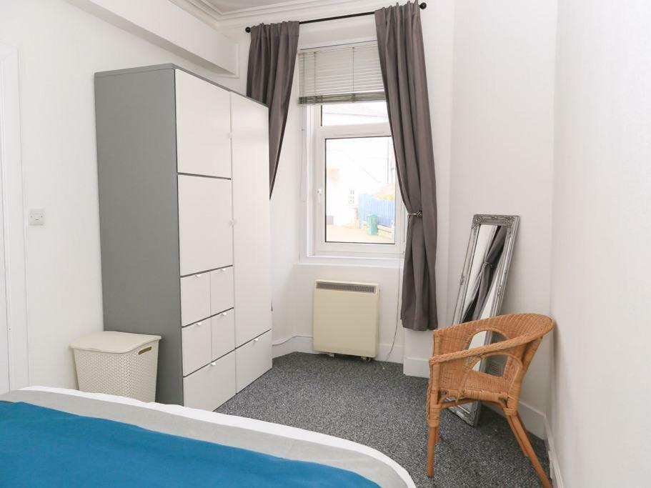 38 Broughton Road * Edinburgh