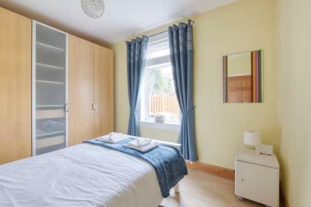 Crewe - 2 Bed, Free Off Street Parking And Private Garden Apartment Edinburgh