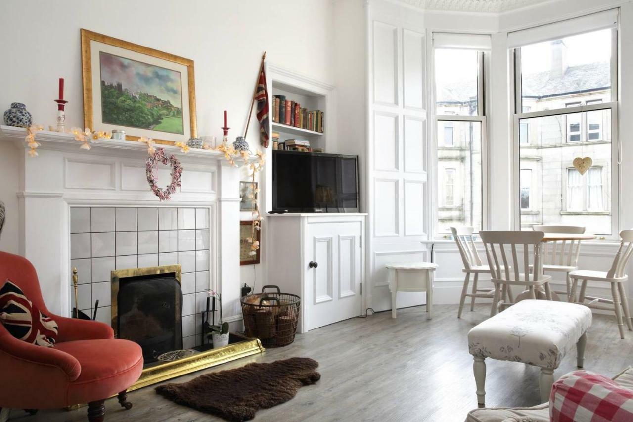 Apartment 5 Star Beautiful & Vintage, Spacious In Chic Location!