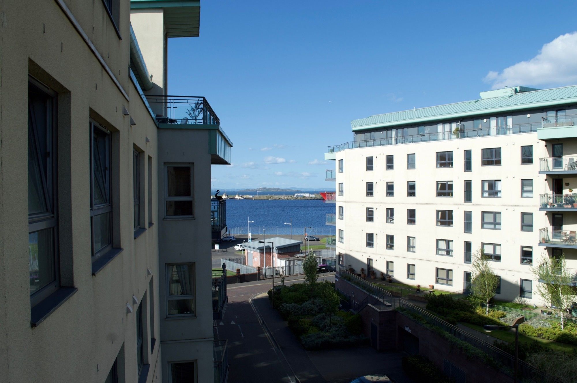 2 Bedroom Modern At The Shore * Edinburgh