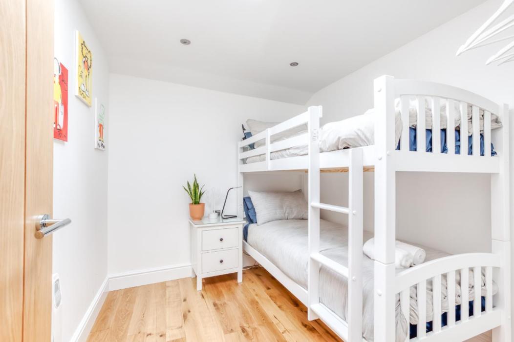 Bright 3 Bed Flat With Pool & Parking Apartment