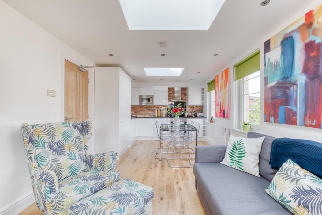 Bright 3 Bed Flat With Pool & Parking *