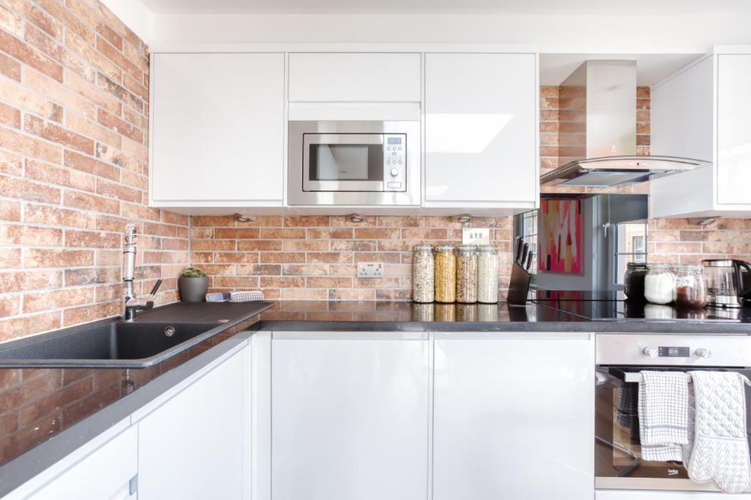 Bright 3 Bed Flat With Pool & Parking Apartment *