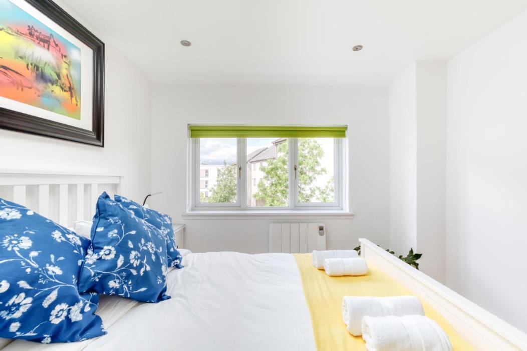 Apartment Bright 3 Bed Flat With Pool & Parking EDI