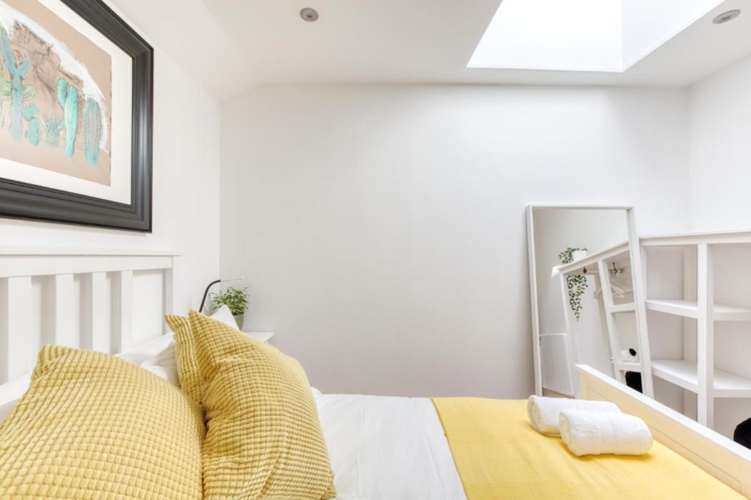 Bright 3 Bed Flat With Pool & Parking *