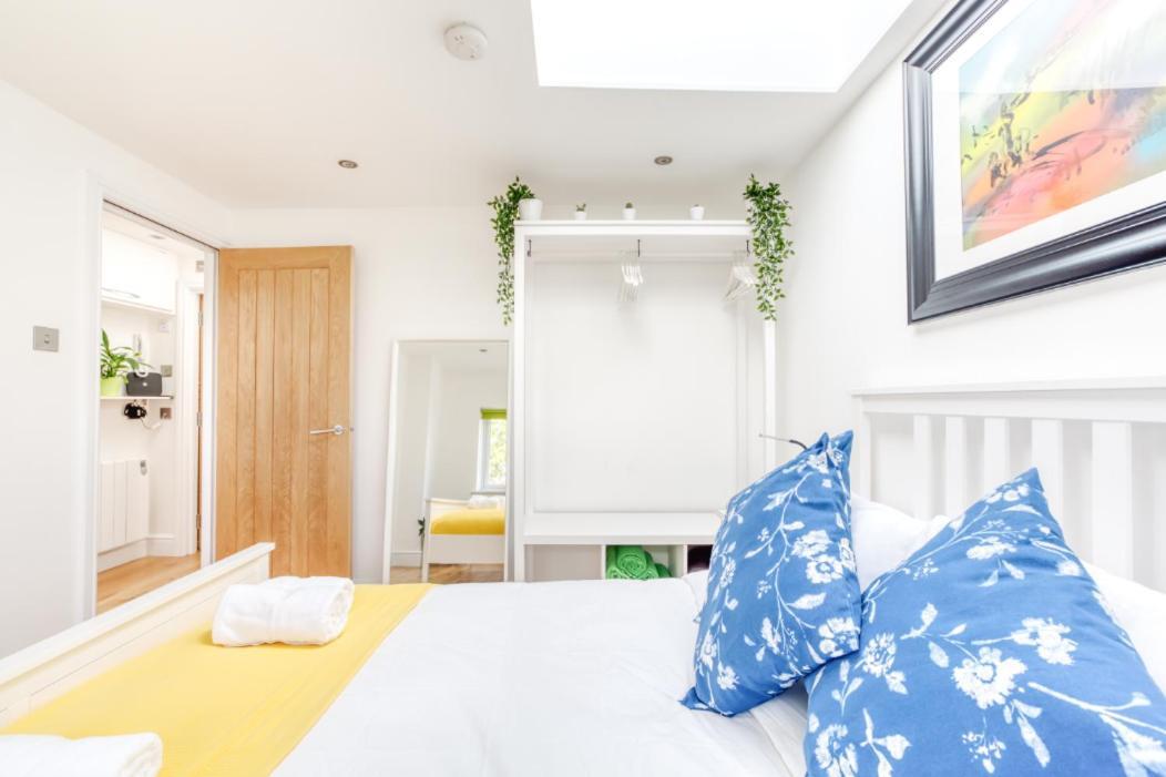 Bright 3 Bed Flat With Pool & Parking