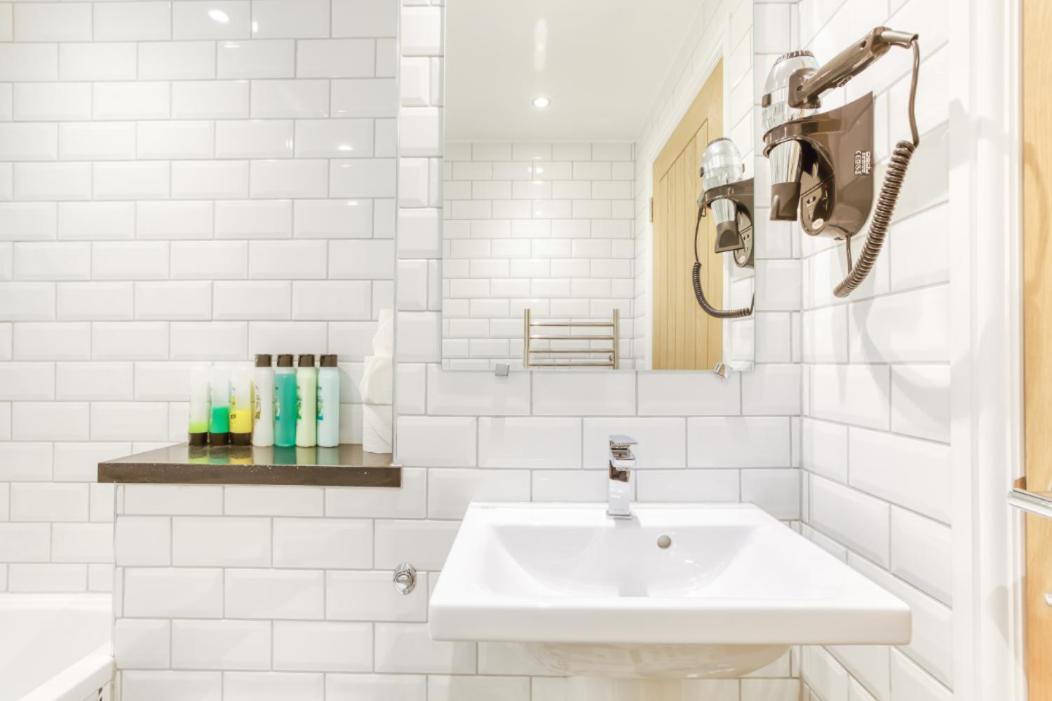Apartment Bright 3 Bed Flat With Pool & Parking EDI