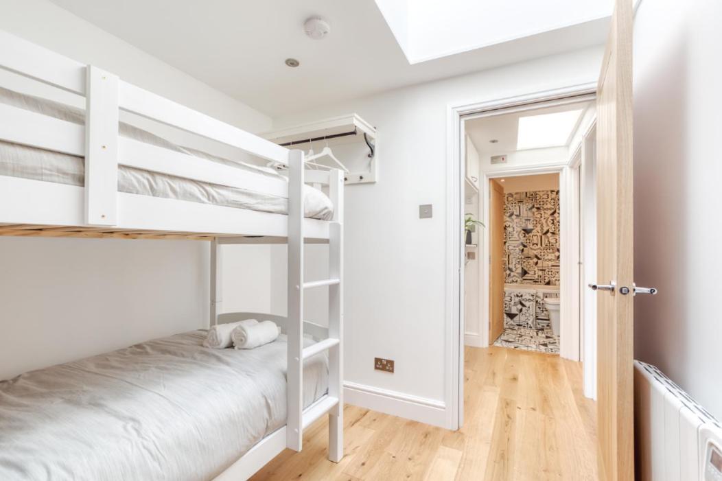 Bright 3 Bed Flat With Pool & Parking