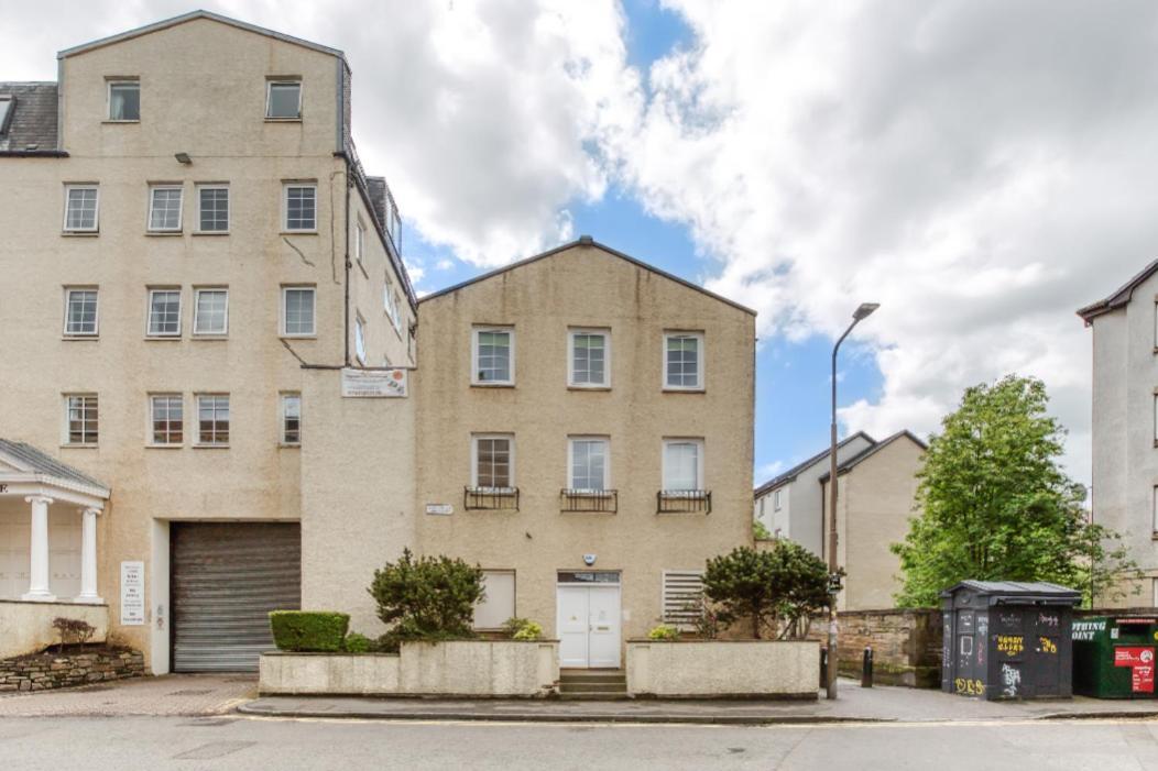 Apartment Bright 3 Bed Flat With Pool & Parking