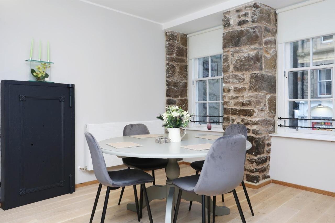 Joivy Refurbished On The Royal Mile Apartment *