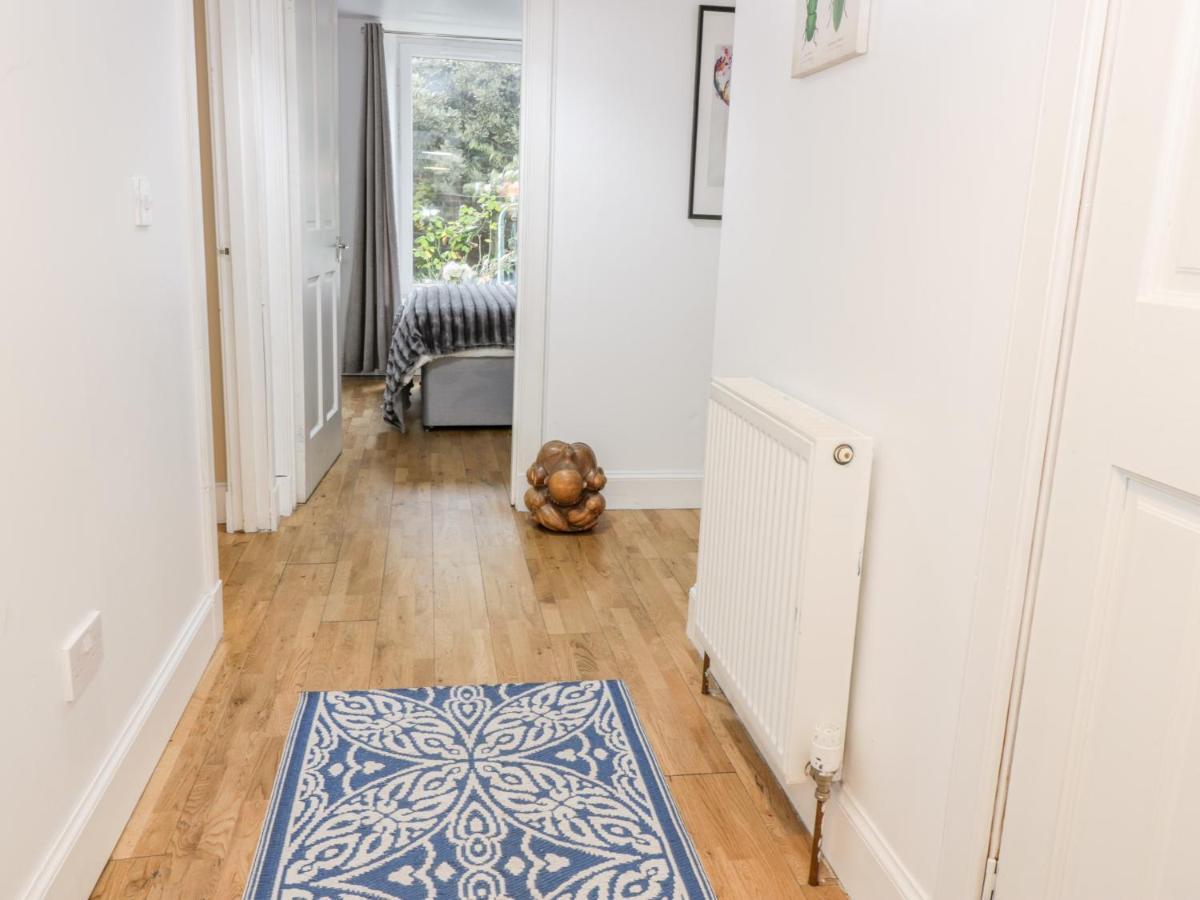 Stead's Place, Apartment *