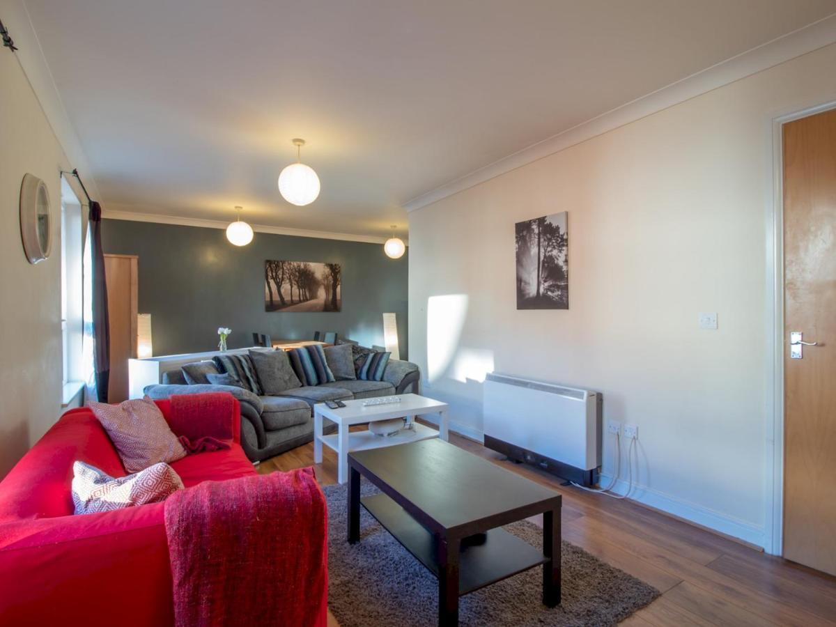 Bright & Spacious 4bd Suburban