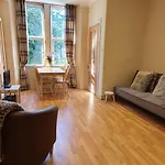 Cosy And Modern Apartment In Central Edinburgh