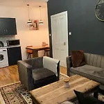 Glamours Stylish Victorian Apartment Near City Centre