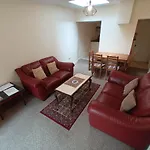 Central Modern Apartment With Free Parking And Private Garden