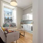 City Centre 1-Bed Flat, Sleeps 3