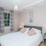 Modern Renovated 2Bed Flat With Free Parking