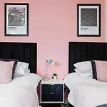 Stylish 3 Bed Edinburgh Abode-Parking And Garden