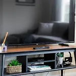 Stylish 3 Bed Edinburgh Abode-Parking And Garden