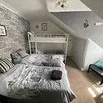 The Kingsview Townhouse - Boutique Hostel