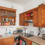 Vibrant Cottage Style Flat at Leith Links Park