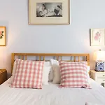Grand & Spacious Central Apt With Wifi