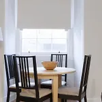 2 Bedroom Flat In West End Sleeps 4