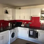 3 Bedroom Flat Near City Centre With Parking