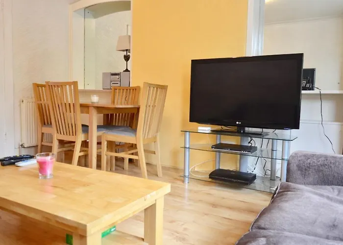 Comfortable 2 Bed Apartment In Blackford