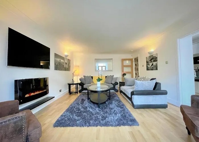 Elite 3 Bed New Town Apt With Private Walled Garden